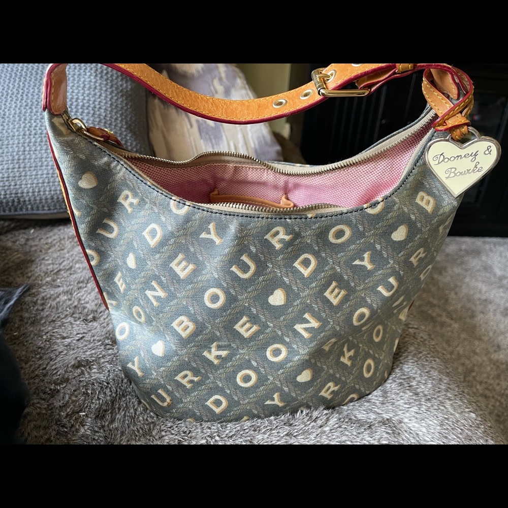 Dooney &Bourke